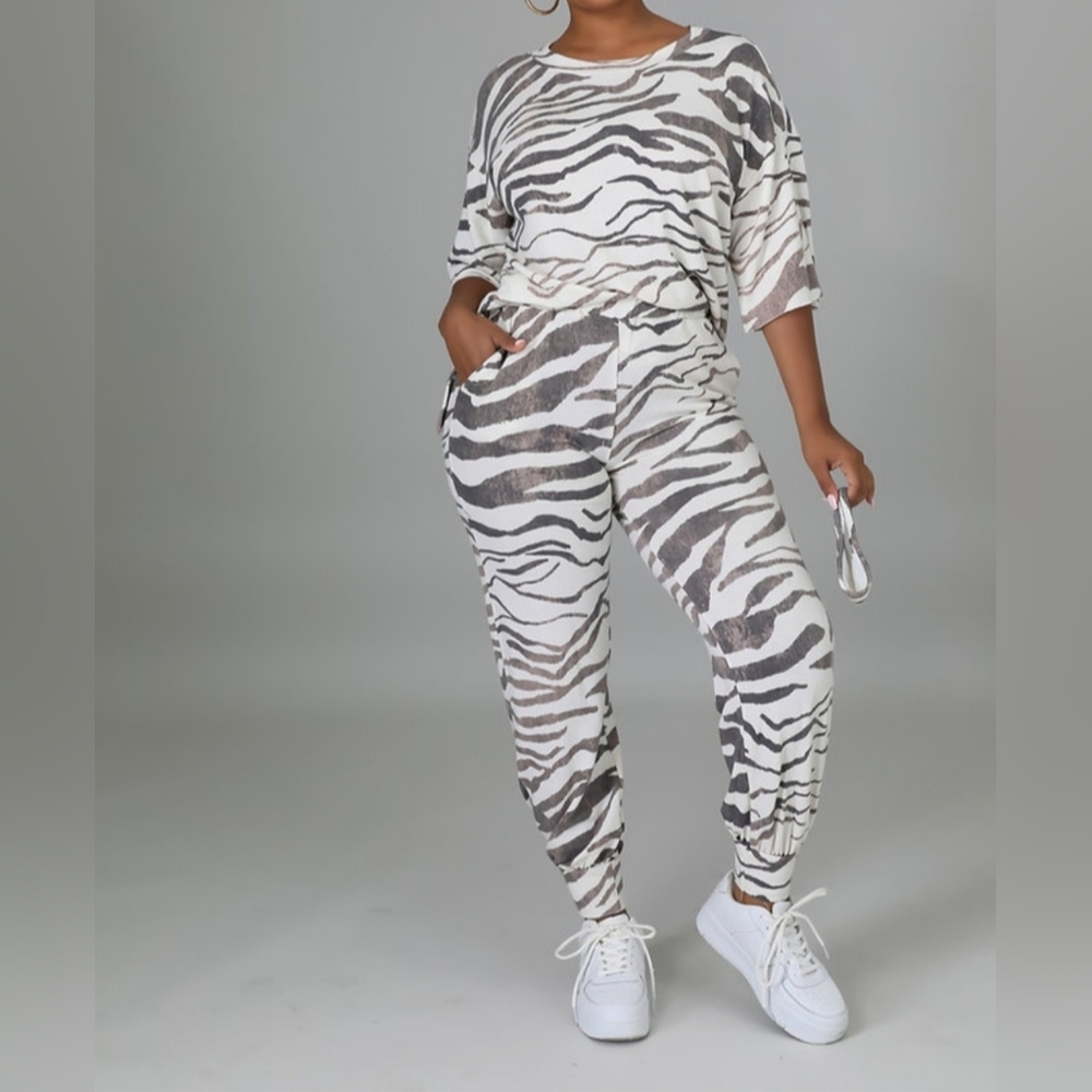 NWT 2 Piece Zebra Print Jogger Set w/Mask included